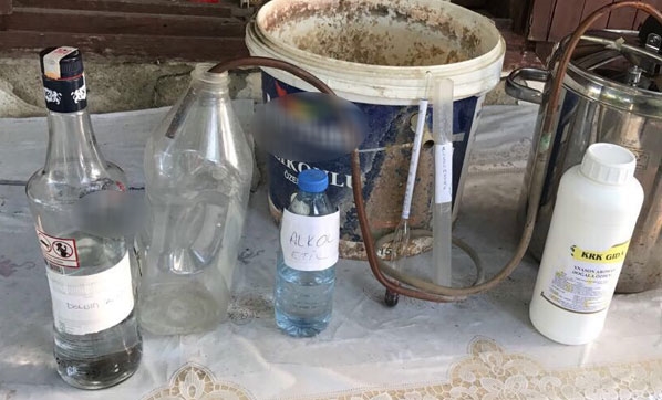 İzmir'de 3 kişi kaçak içkiden zehirlendi