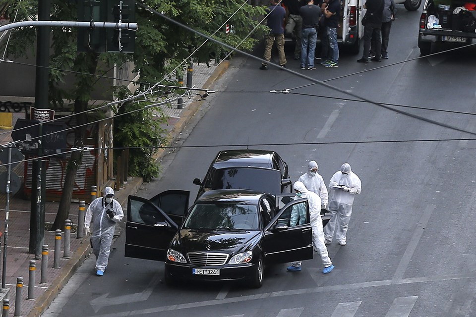 Atina'da bombalı saldırı! Eski başbakan yaralandı
