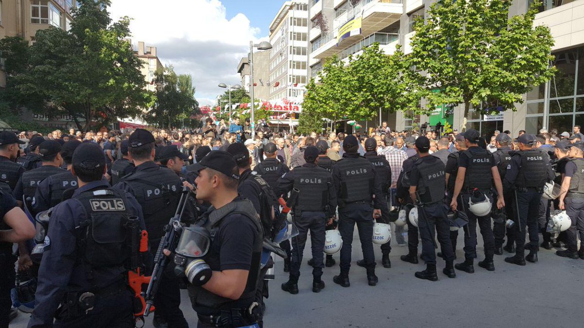 VİDEO | Gaz, plastik mermi, gözaltı... Ankara'da yine polis terörü!