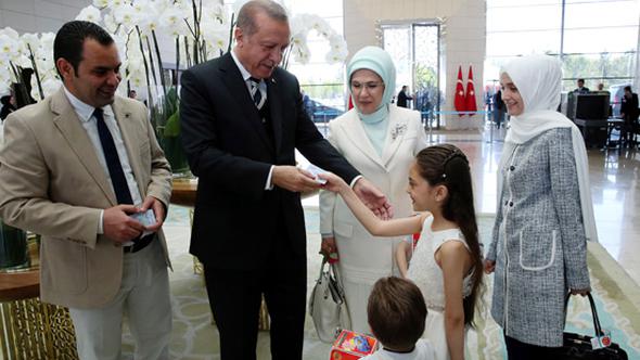 Erdoğan cihatçı Alabed ailesine kendi eliyle vatandaşlık verdi