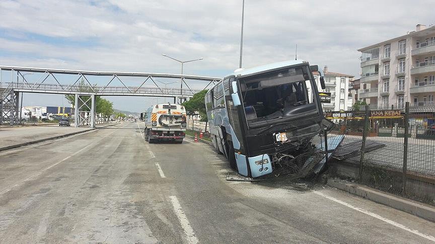 AKP'lileri taşıyan otobüs kaza yaptı