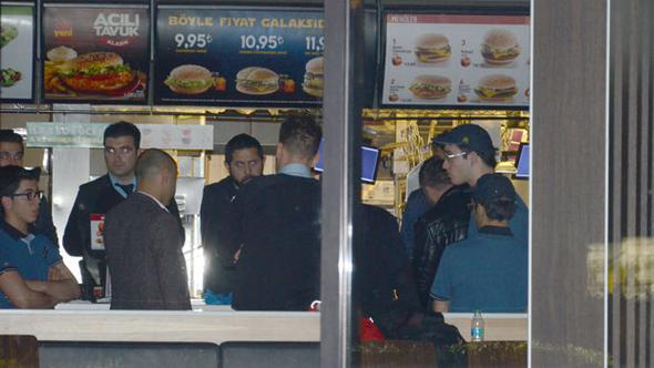 Kadıköy'de fast food restoranında silahlı soygun: Yaralılar var