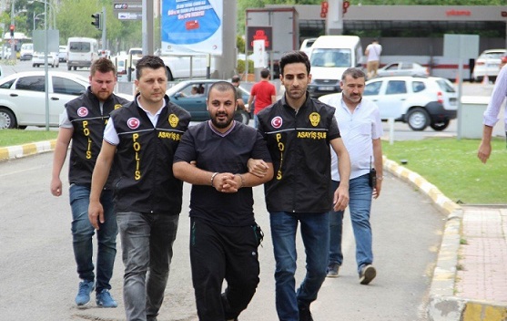 Diyarbakır'da yolda yürüyen genç çifte saldıran adamın babası konuştu