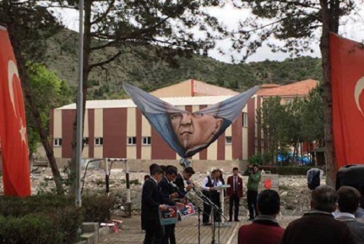 Yırtık Atatürk posteri altında 19 Mayıs kutlaması