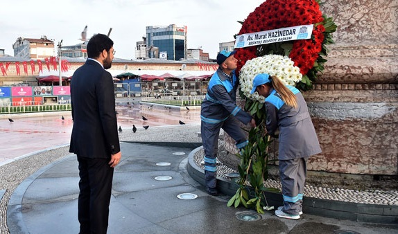 Çalışanları 1 Mayıs için tehdit eden Hazinedar'dan Taksim'de 'anma' şovu