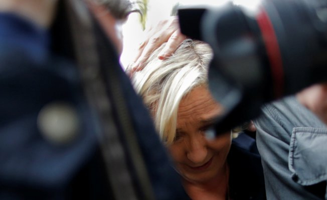 VİDEO | Marine Le Pen'e yumurta atıldı
