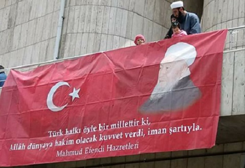 Türk Bayrağı İsmailağacıların afişinde 'fon' oldu