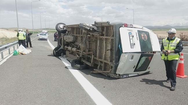 Tarım işçilerini taşıyan minibüs devrildi: 13 yaralı