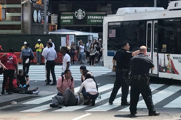 VİDEO | New York'ta bir araç yayaların arasına daldı: Ölü ve yaralılar var