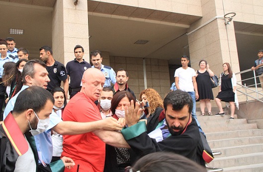 Avukatların açlık grevine destek eylemine polis saldırısı