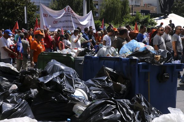 Yunanistan'da temizlik işçilerinin grevi sürüyor
