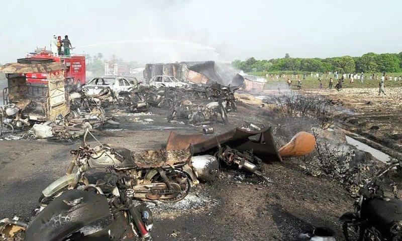 Pakistan'da tanker faciası: 153 kişi hayatını kaybetti