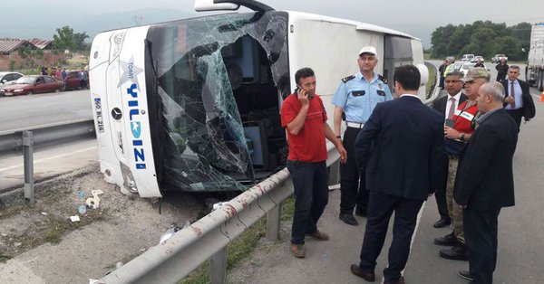 Askerleri taşıyan otobüs devrildi: 47 yaralı var