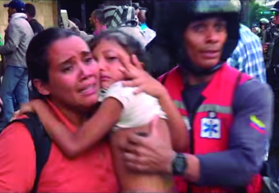 VİDEO | Amerikancı güçler, Venezuela'da içinde kreş bulunan bakanlık binasını ateşe verdi