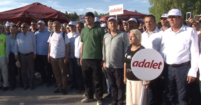 CHP'nin 'Adalet Yürüyüşü'nde 'duran adam' eylemi yapıldı