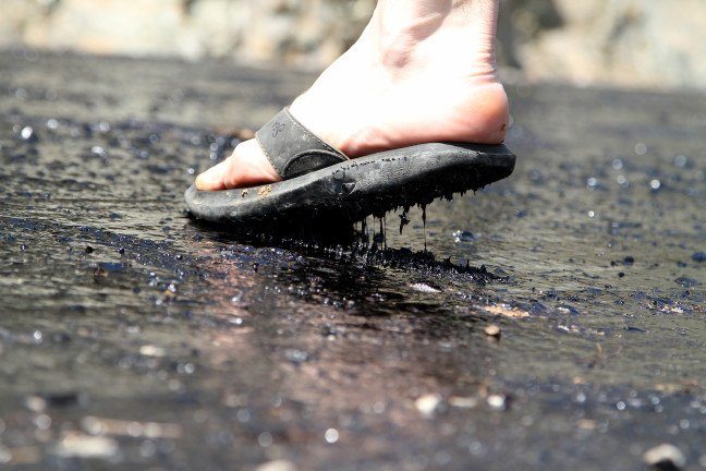 Yanıyoruz: Sıcağın erittiği asfalt terliklere yapıştı