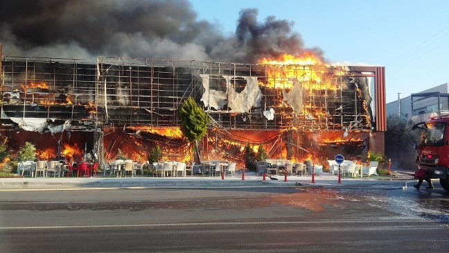 Bergama'da AVM'de büyük yangın: Mağazalar kül oldu