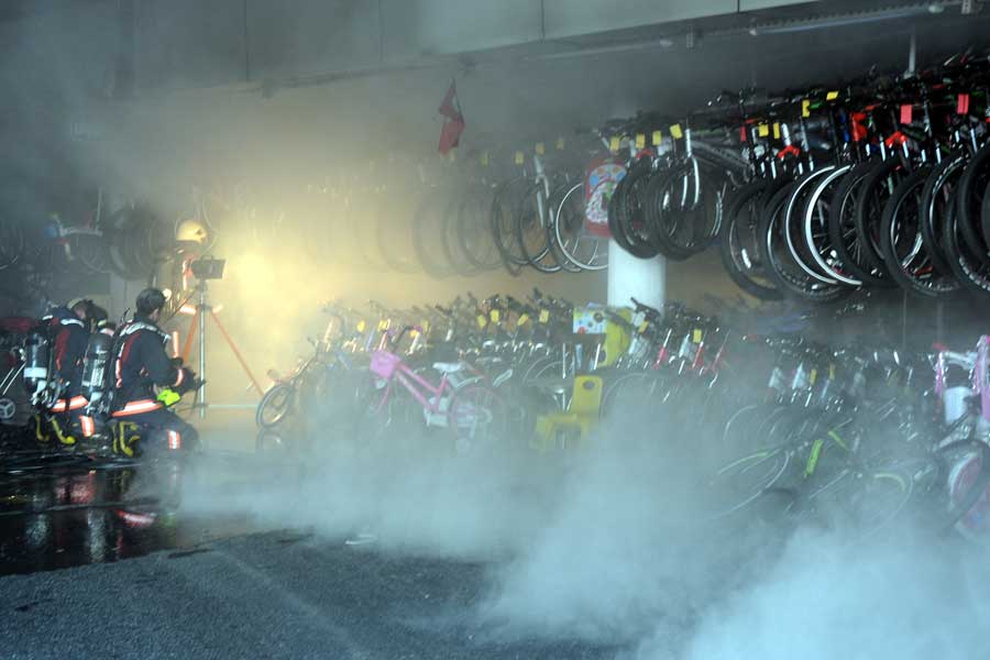 Saraçhane'deki bisikletçiler çarşısında yangın