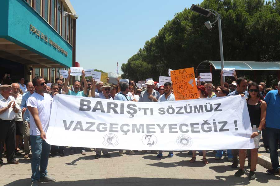 Dokuz Eylül Üniversitesi'nde akademsiyenlerin açığa alınması protesto edildi