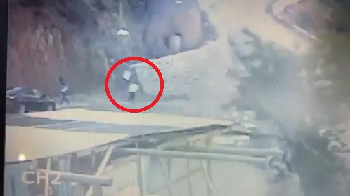 VİDEO | Feci ölüm kamerada: Yamaçtan kopan kaya parçası üniversite öğrencisinin üzerine düştü