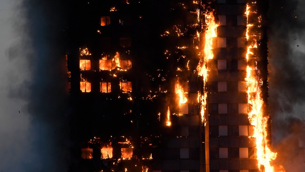 Londra'da 27 katlı binada büyük yangın: Çökme tehlikesi var