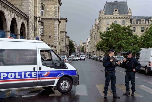 Fransa'da terör saldırısı alarmı: Kalabalığa arabayla dalmaya çalışan kişi yakalandı!
