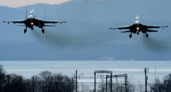 ABD'nin bombardıman uçağına Rus jetlerinden önleme geldi