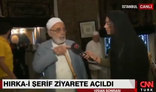VİDEO | 'Hırka' ziyaretinde mikrofon uzatılan kişiden muhabire hakaret