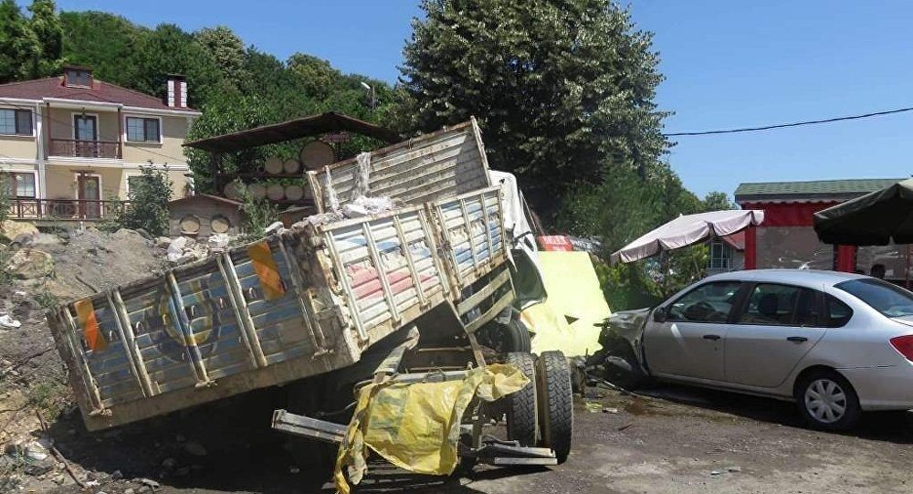 İstanbul'da moloz yüklü kamyon kaza yaptı