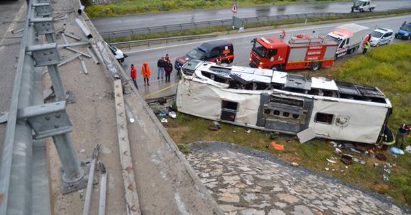 Yolcu otobüsü üstgeçitten düştü: Çok sayıda yaralı var