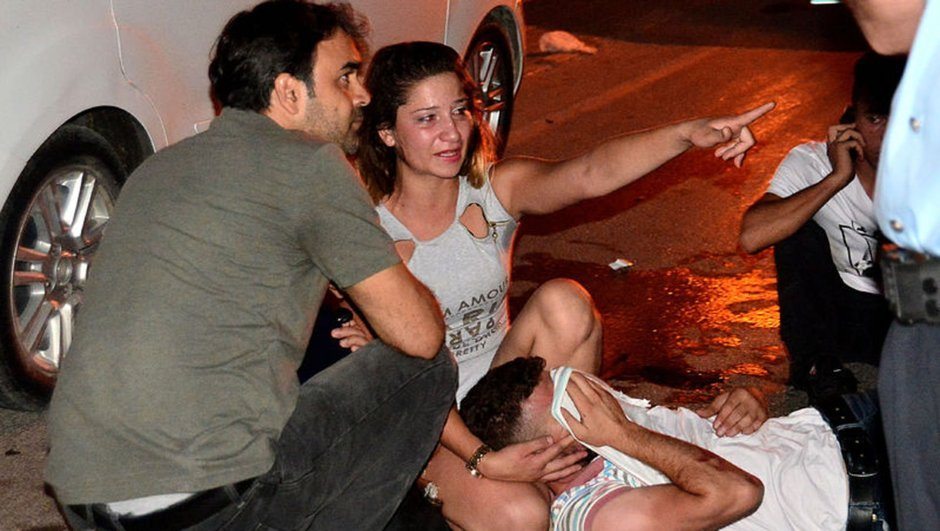 Adana'da bar çıkışı silahlı, bıçaklı kavga: 1 kişi hayatını kaybetti, 5 yaralı
