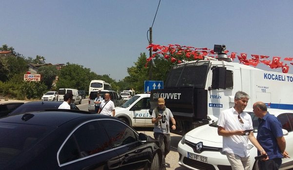 HDP'li vekillere Kandıra Cezaevi önünde engelleme