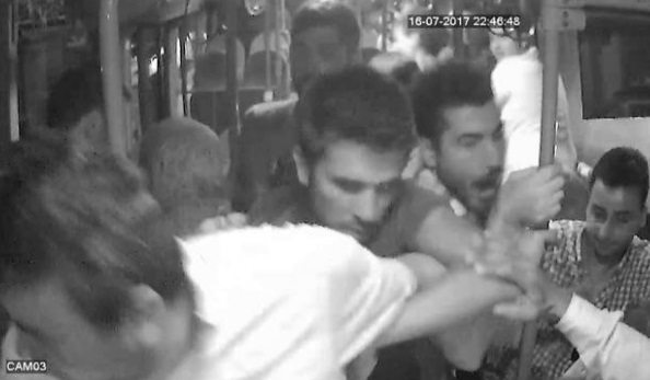 VİDEO | Halk otobüsünde taciz kavgası: Tekmeler, yumruklar havada uçuştu...