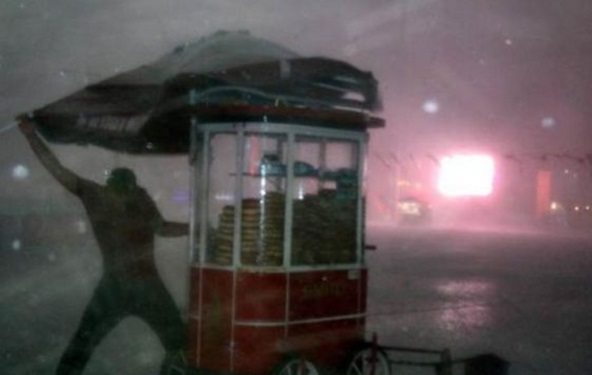 Taksim'de fırtınanın ortasında kalan simitçi o anları anlattı