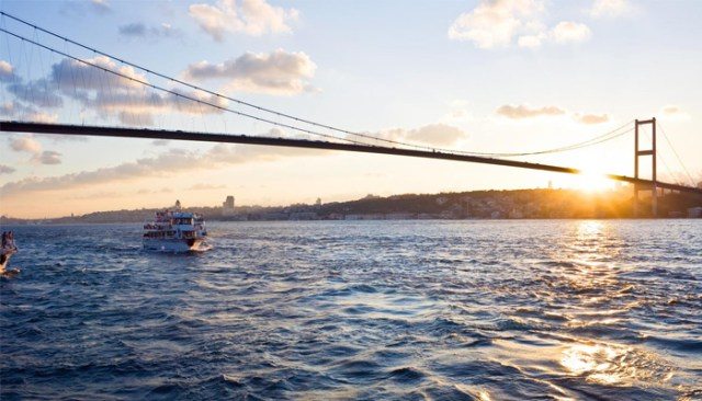 İstanbul Boğazı gemi geçişlerine kapatıldı