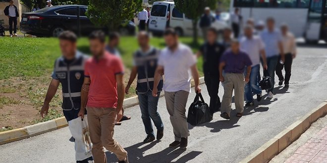 İzmir'de 'ByLock' operasyonu: Çok sayıda eski emniyet personeline gözaltı kararı