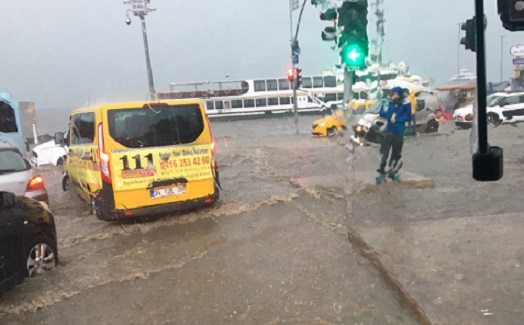 İstanbul'da yollar göle döndü: Üsküdar'da deniz ile kara birleşti...