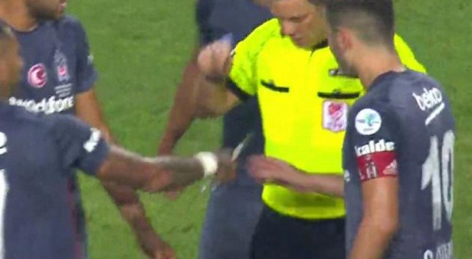 Süper Kupa finalinde sahaya bıçak atan kişi tutuklandı