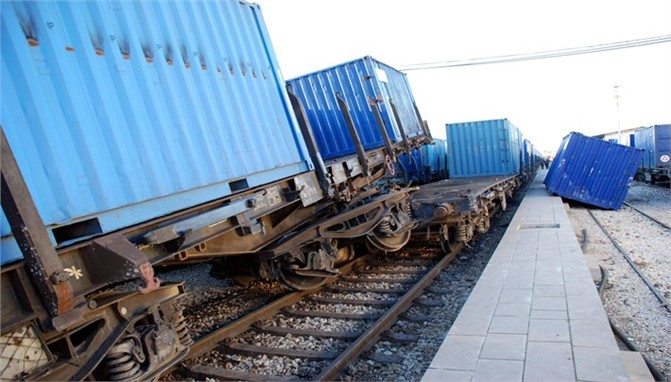 Mersin'de iki yük treni çarpıştı
