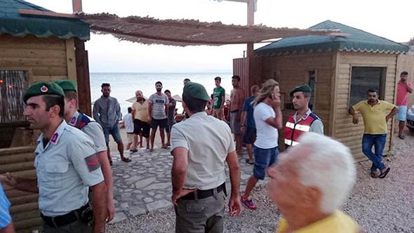 Çeşme'de plaj gerginliği: Jandarma havaya ateş açtı