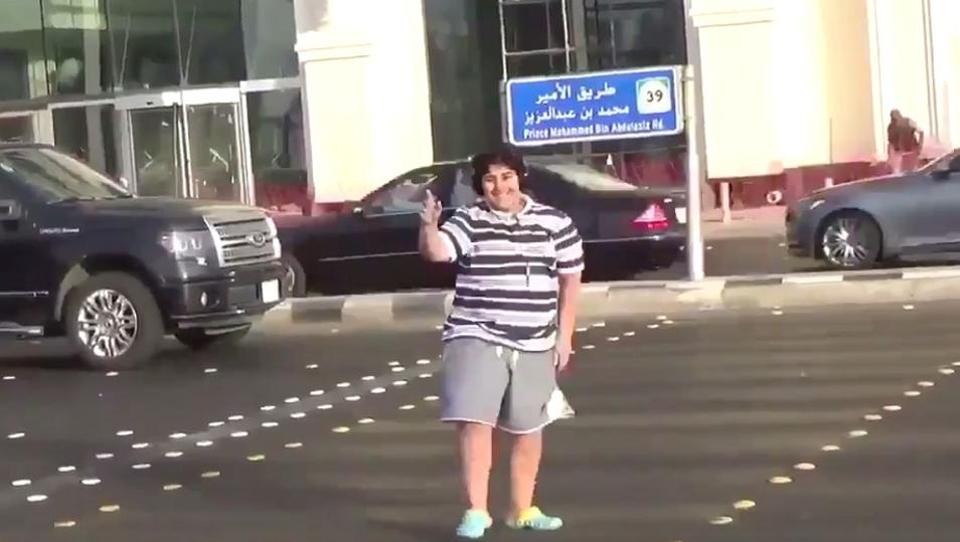 Suudi Arabistan'da sokakta dans eden bir çocuk gözaltına alındı