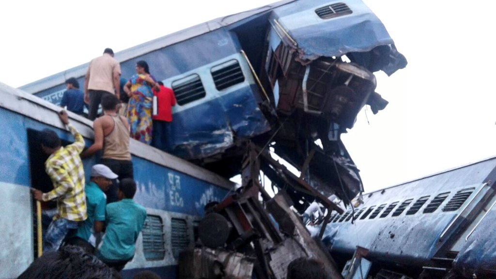 Hindistan'da facia: Yolcu treni raydan çıktı, çok sayıda ölü ve yaralı var