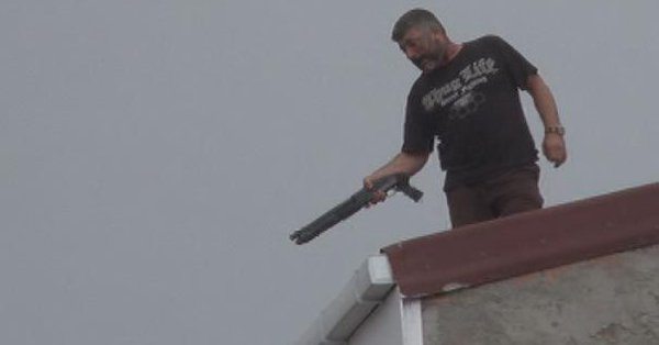İstanbul'da bir kişi pompalı tüfekle etrafına ateş ediyor