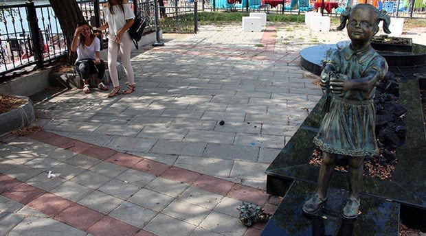 Zonguldak'ta Atatürk'e çiçek veren kız heykeline saldırı