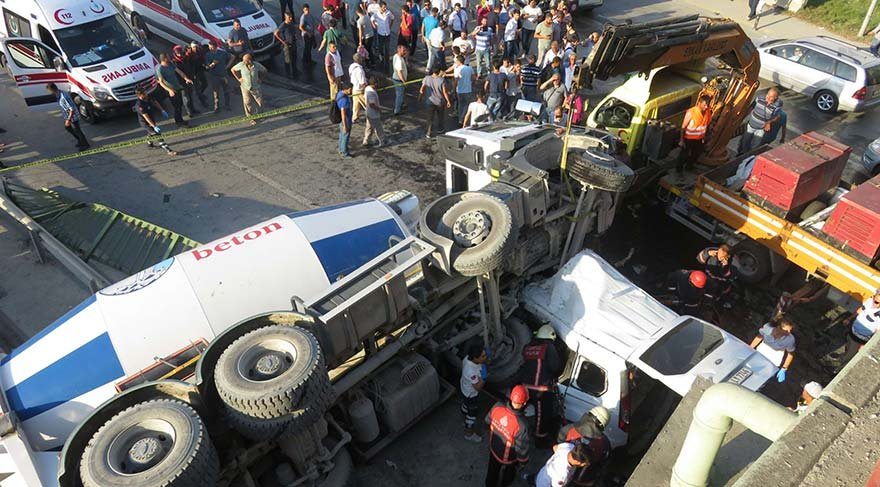 Kadıköy'de büyük kaza: Beton mikseri köprüden aşağıya uçtu, 1 ölü, 5 yaralı