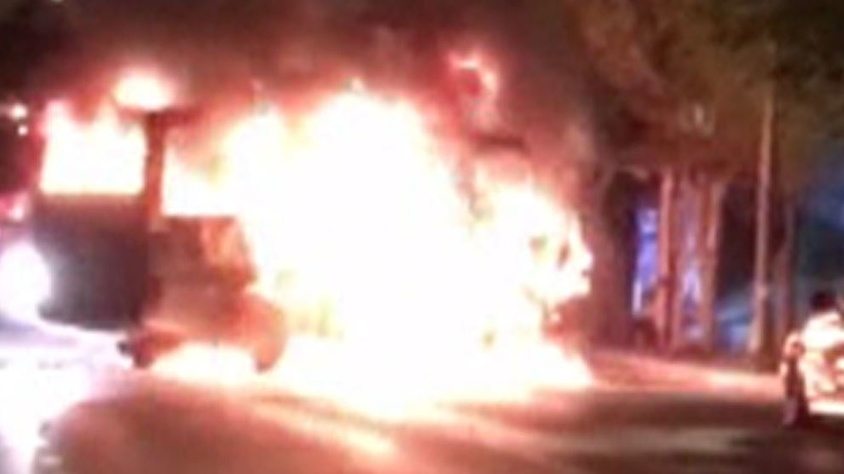 Beşiktaş'ta seyir halindeki yolcu minibüsü yandı