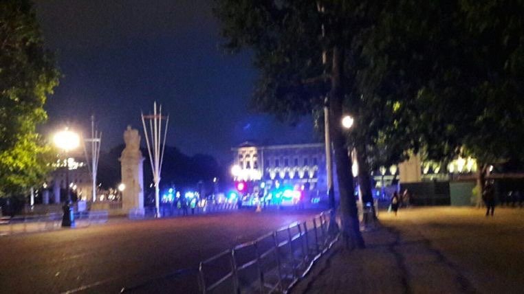 VİDEO | Buckingham Sarayı önünde polise saldırı!