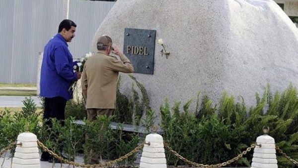 Maduro'dan Fidel'in mezarına ziyaret