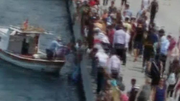 Kadıköy iskelesinde bir kadın denize düştü