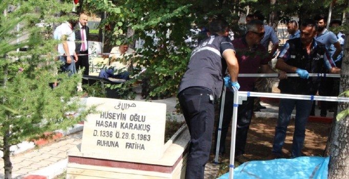 Eski Türk-Metal yöneticisi, babasının mezarı başında kendini öldürdü